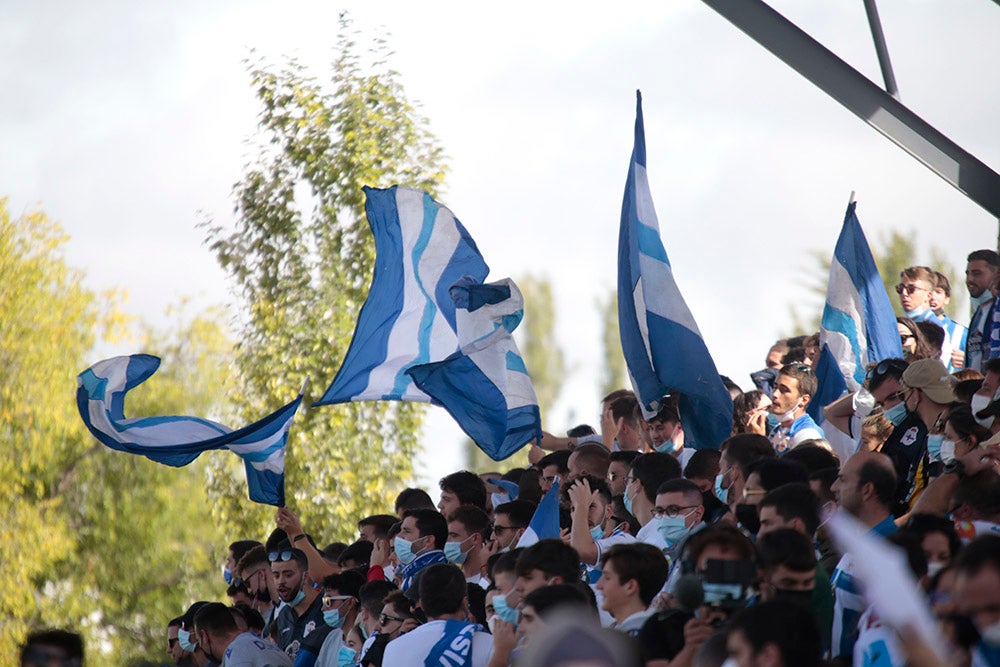 La afición del Deportivo de La Coruña llenó el fondo visitante, alentó a su equipo y mostró la hermandad existente entre ambos clubes