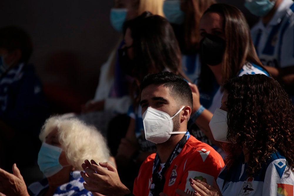 La afición del Deportivo de La Coruña llenó el fondo visitante, alentó a su equipo y mostró la hermandad existente entre ambos clubes