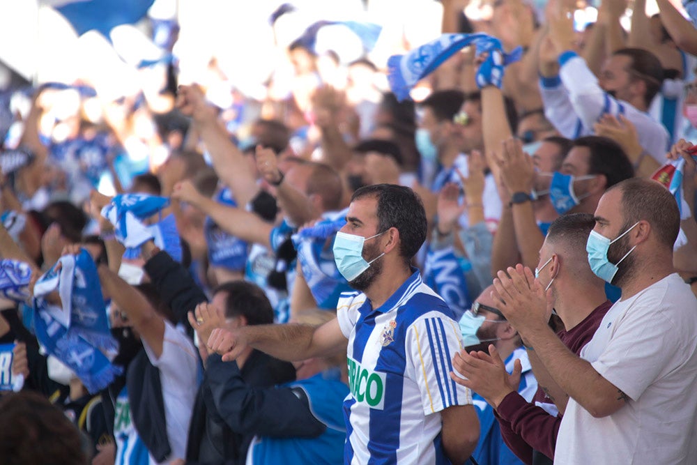 La afición del Deportivo de La Coruña llenó el fondo visitante, alentó a su equipo y mostró la hermandad existente entre ambos clubes