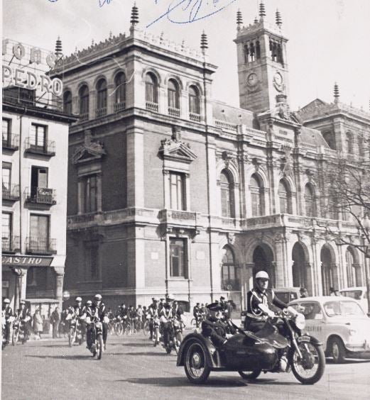 1963. Desfile de motoristas de la policía municipal entrando en la Plaza Mayor