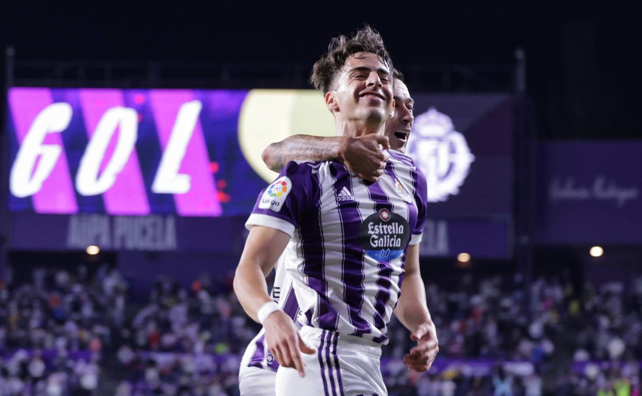 Álvaro Aguado, abrazado por su compañero Sergio León, tras marcar ante el Alcorcón el pasado domingo.