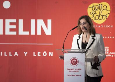 Imagen secundaria 1 - Los cocineros distinguidos en la Guía Michelin, durante el acto que se celebró en la iglesia de Abadía Retuerta. Abajo, María Paz Robina Rosat y Miguel Pereda. 