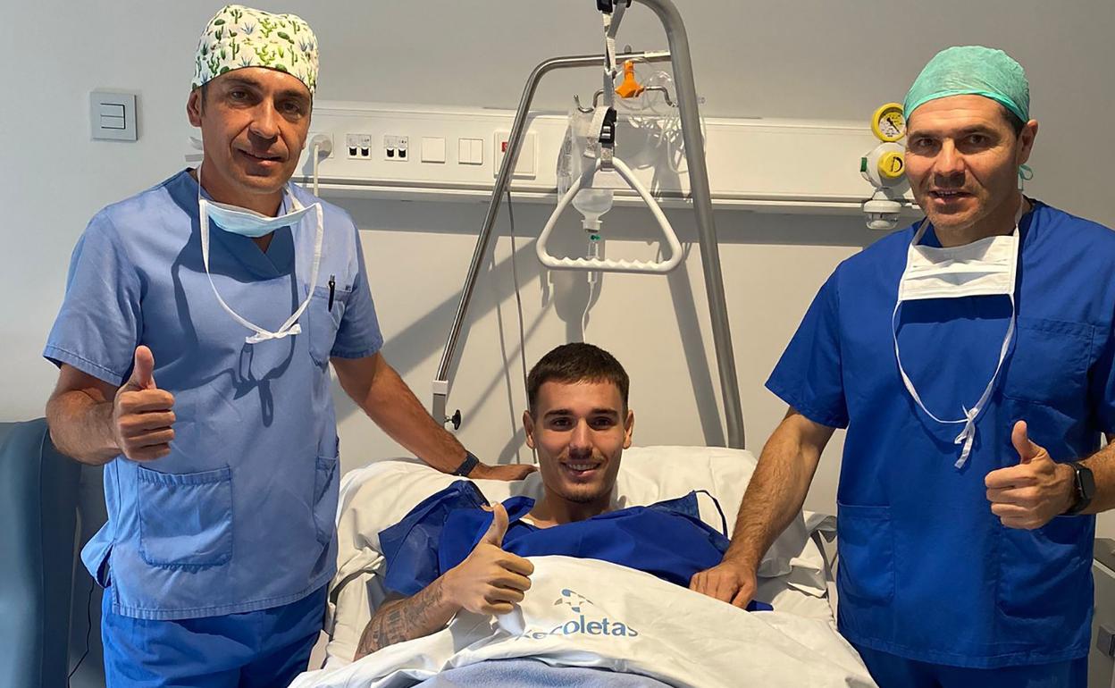 Hugo Vallejo, entre los doctores José María Lomo y Alberto López