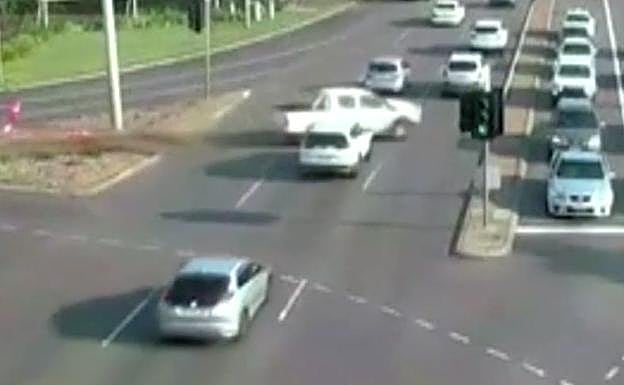 Un vehículo atraviesa sin control ocho carriles en Australia