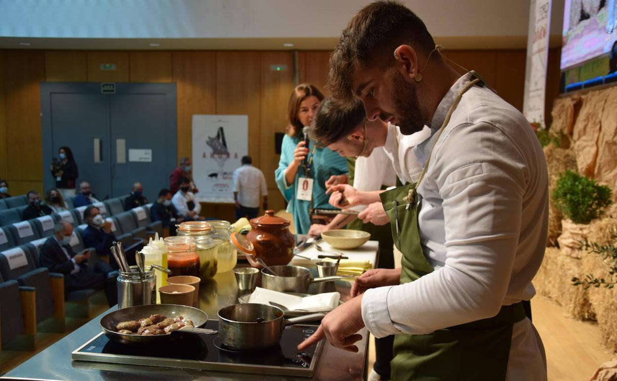 Javier Sanz y Juan Sahuquillo, de Cañitas Maite, durante la demostración de cocina. 