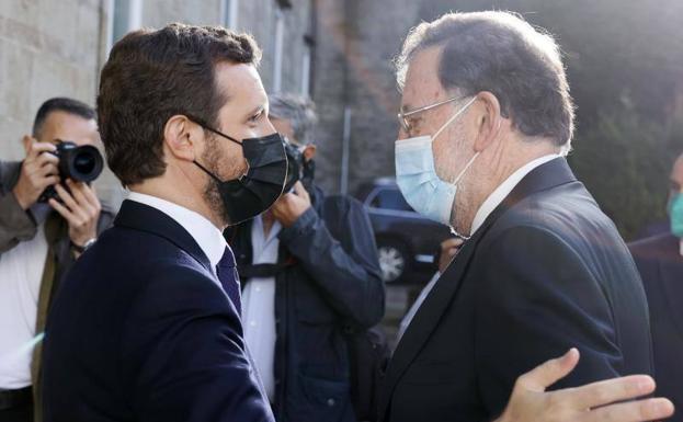 Rajoy recomienda a Casado volcarse en la economía y alejarse del «populismo» de Vox