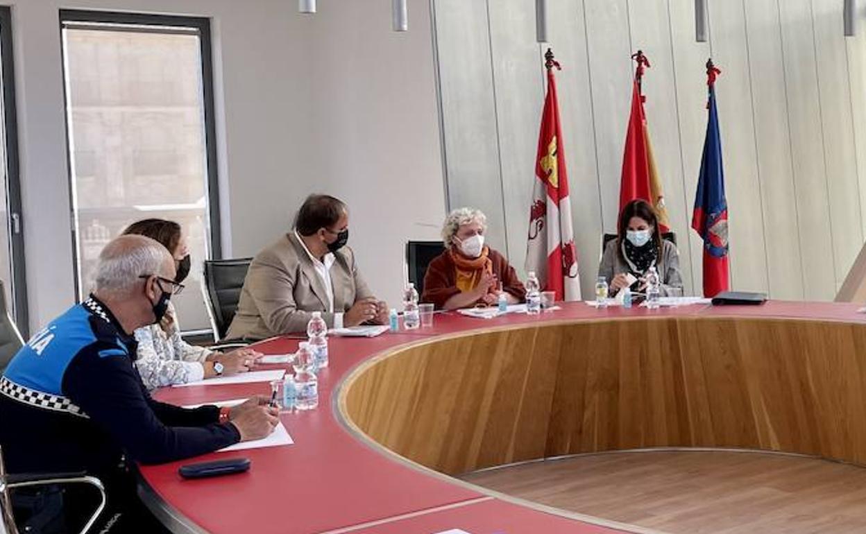 Reunión de la subdelegada del Gobierno con el Ayuntamiento de Guijuelo. 