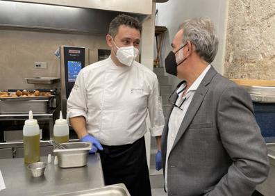 Imagen secundaria 1 - Arriba, el equipo de Trigo y Abadía colocan algunos de los bocados antes de ofrecérselos a los invitados. Abajo, el chef Víctor Martín con el catador Luis Gutiérrez en las cocinas de Refectorio, y el periodista Luis Cepeda prueba el huevo con conejo, setas y patata. 