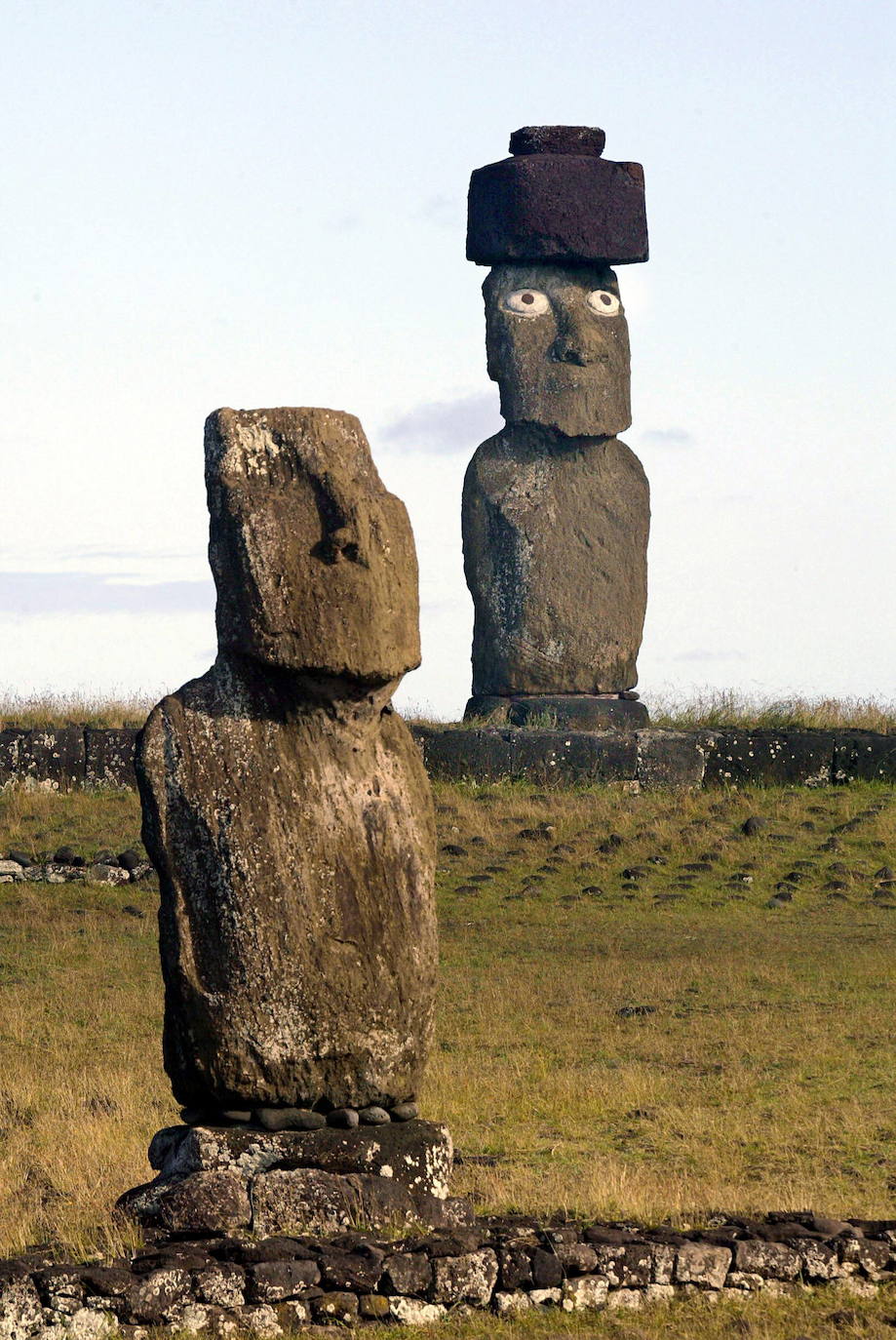 Moáis de la isla de Pascua (Chile). Pero nadie sabe aún a día de hoy cómo los rapanui llegaron a levantar estas figuras, que llegan a pesar hasta 80 toneladas cada una.