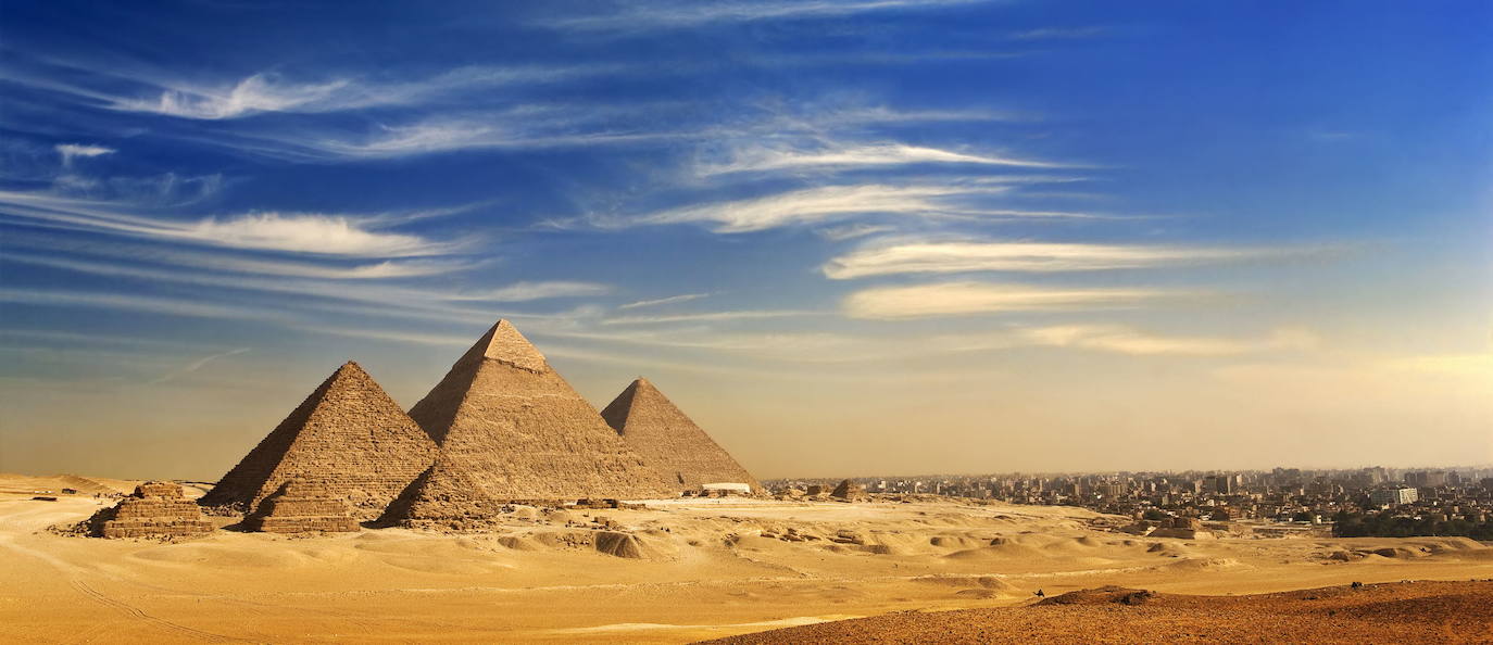 Las pirámides de Giza (Egipto). Las tres pirámides principales de Giza son Keops, Kefrén y Micerinos constituyeron un enigma para los expertos, que no se explicaban de dónde fueron sacadas las piedras para su construcción, cómo fueron llevadas hasta el lugar y cuántos hombres hicieron falta para el transporte y la construcción. Unas dudas que se resolvieron gracias a un antiguo papiro encontrado en el mar Rojo en 2013, conocido como el Registro de Mener y del año 27, en el que se detalla que las rocas salieron de la cantera de Tura. También detallaba el sistema de canales empleado para moverlas y los 200 hombres que trabajaron en el proceso.