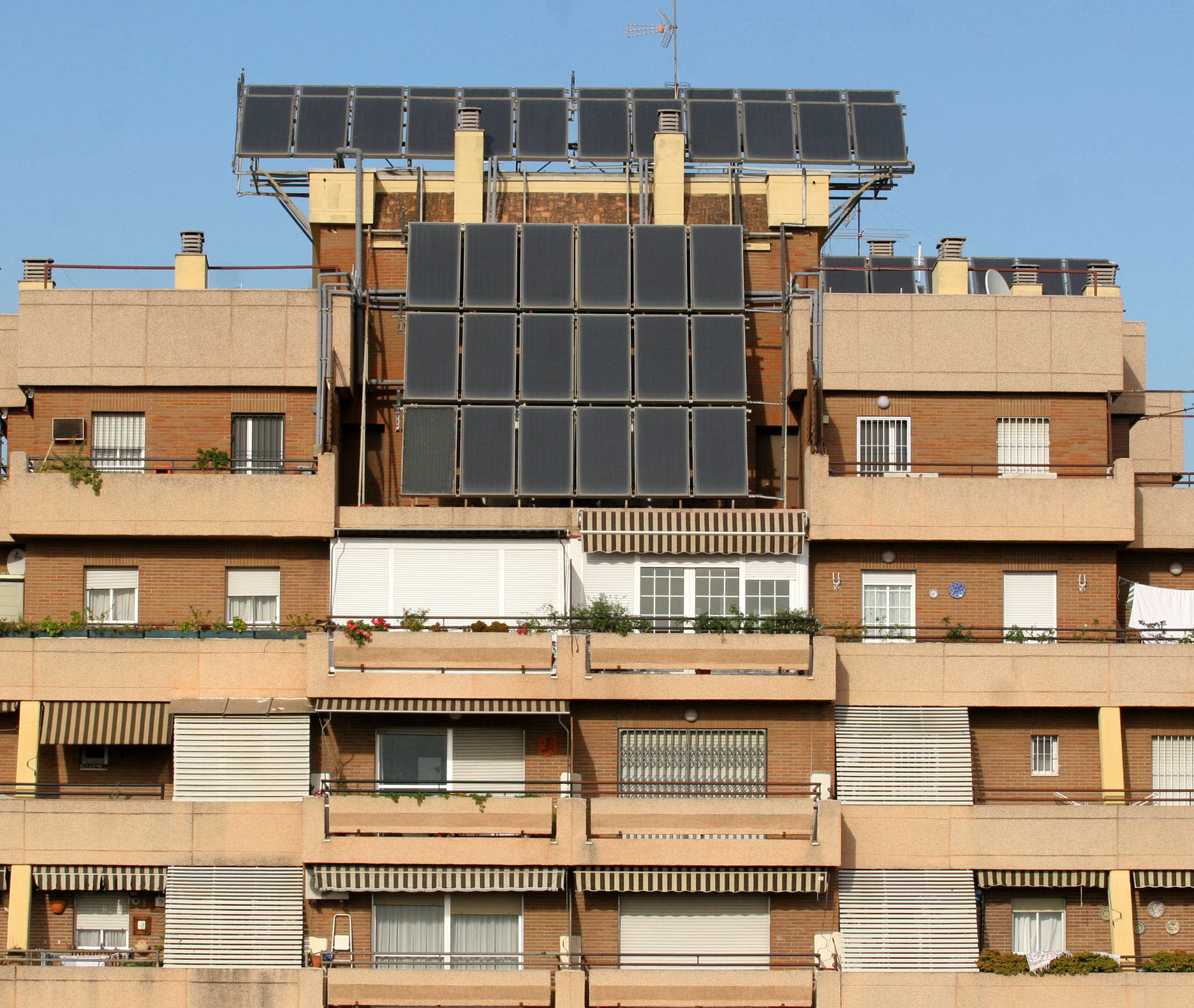 Edificio de Sevilla con placas solares. 