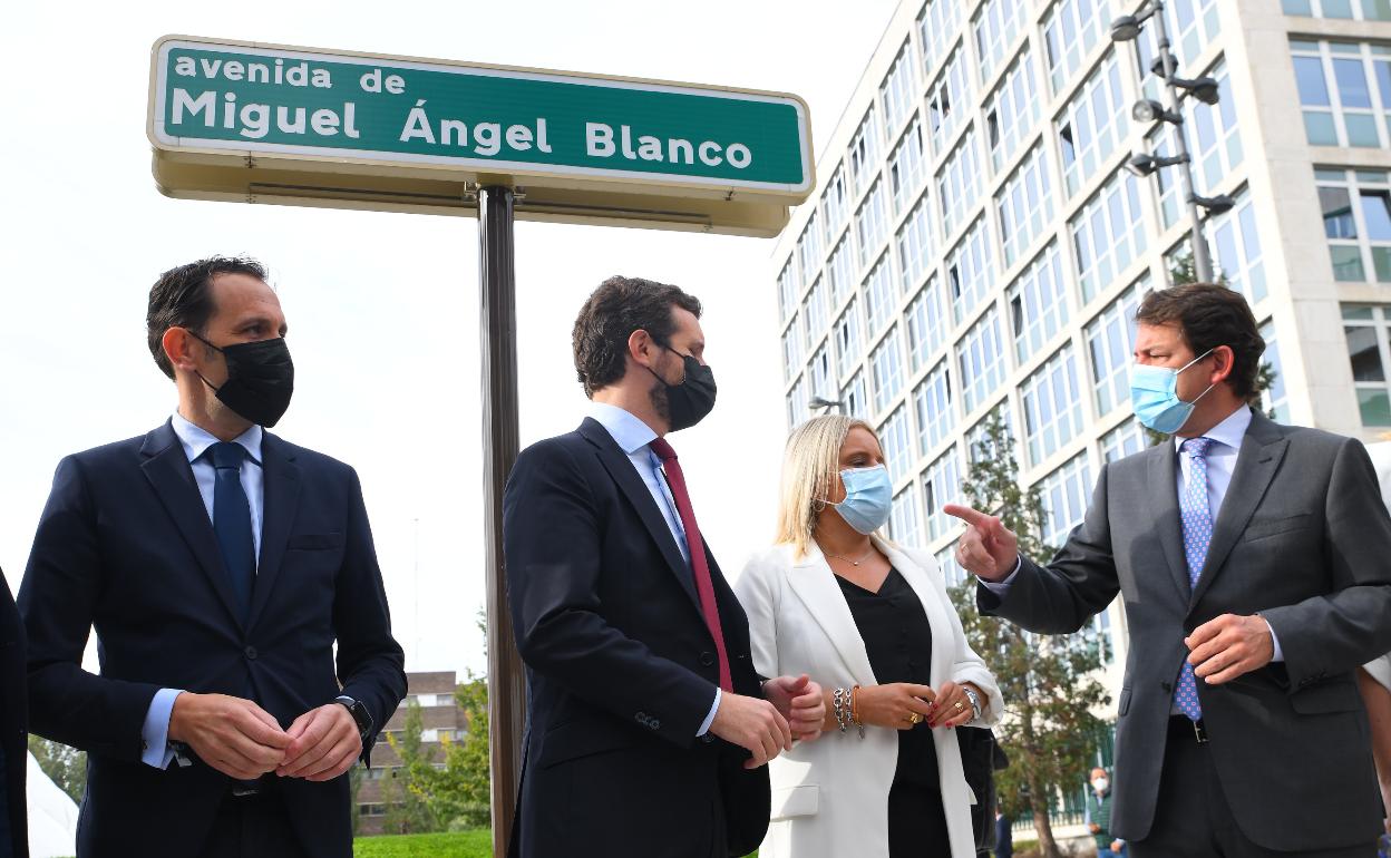 Alfonso Fernández Mañueco y Pablo Casado con Marimar Blanco y Conrado Íscar, antes de la convención de Valladolid, en la avenida que lleva el nombre del hermano de la tercera.