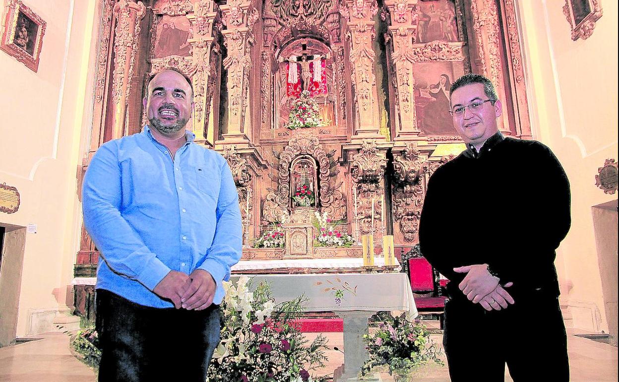 Franciso Javier Martín y Rafael Prada, en la iglesia de Nava de la Asunción. 