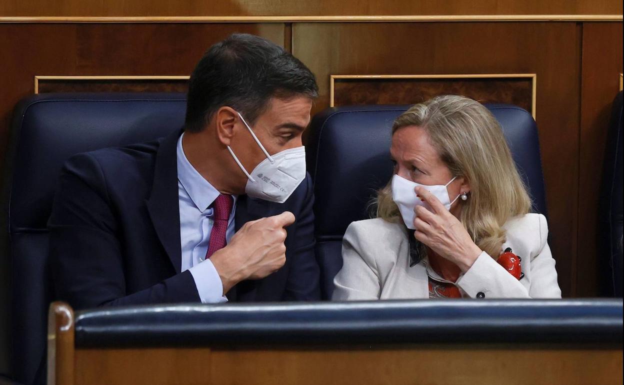 Pedro Sánchez y Nadia Calviño, en el Congreso de los Diputados.