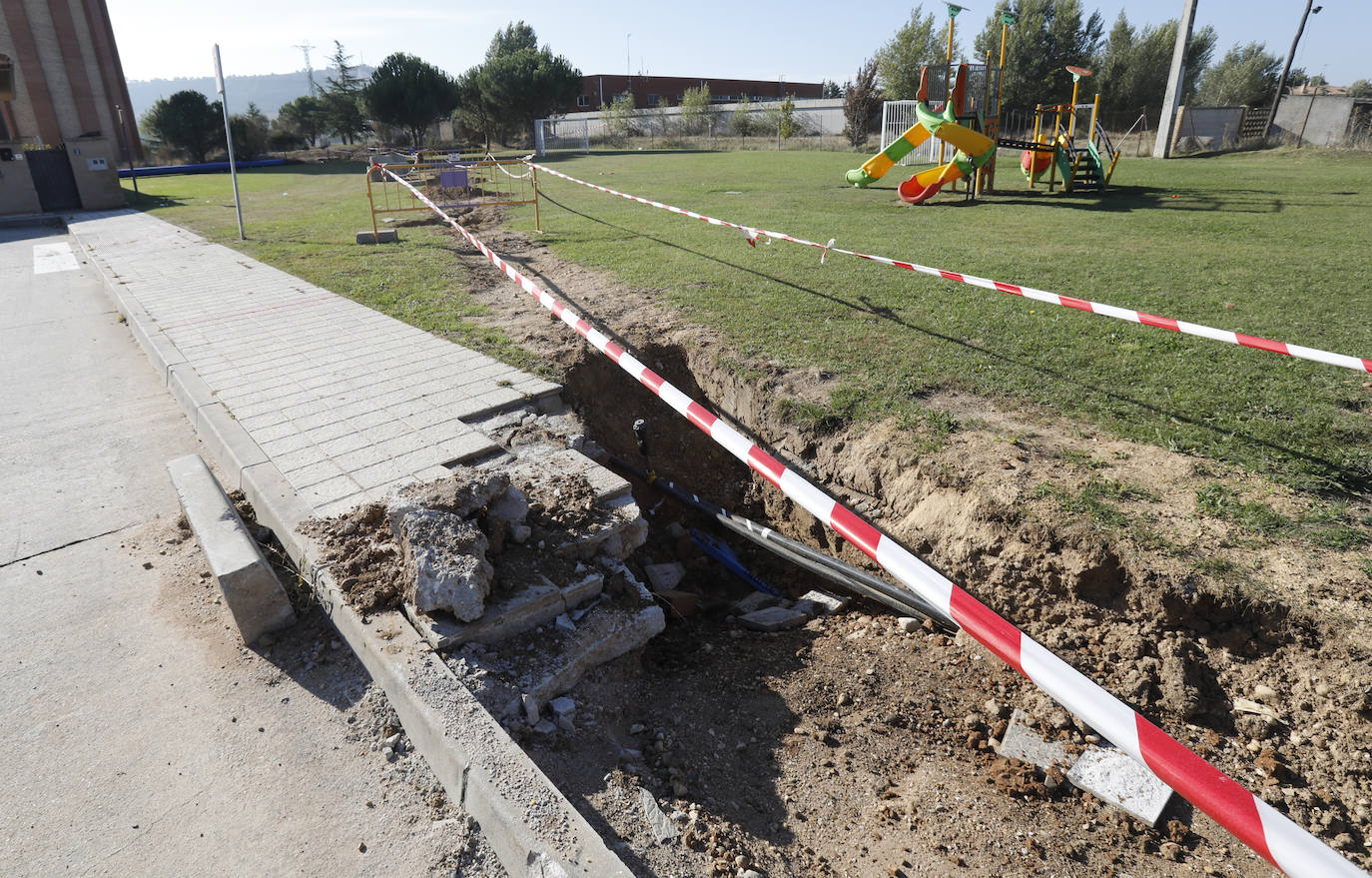 Zanjas abiertas para el cambio de la tubería general en la carretera a Tariego.