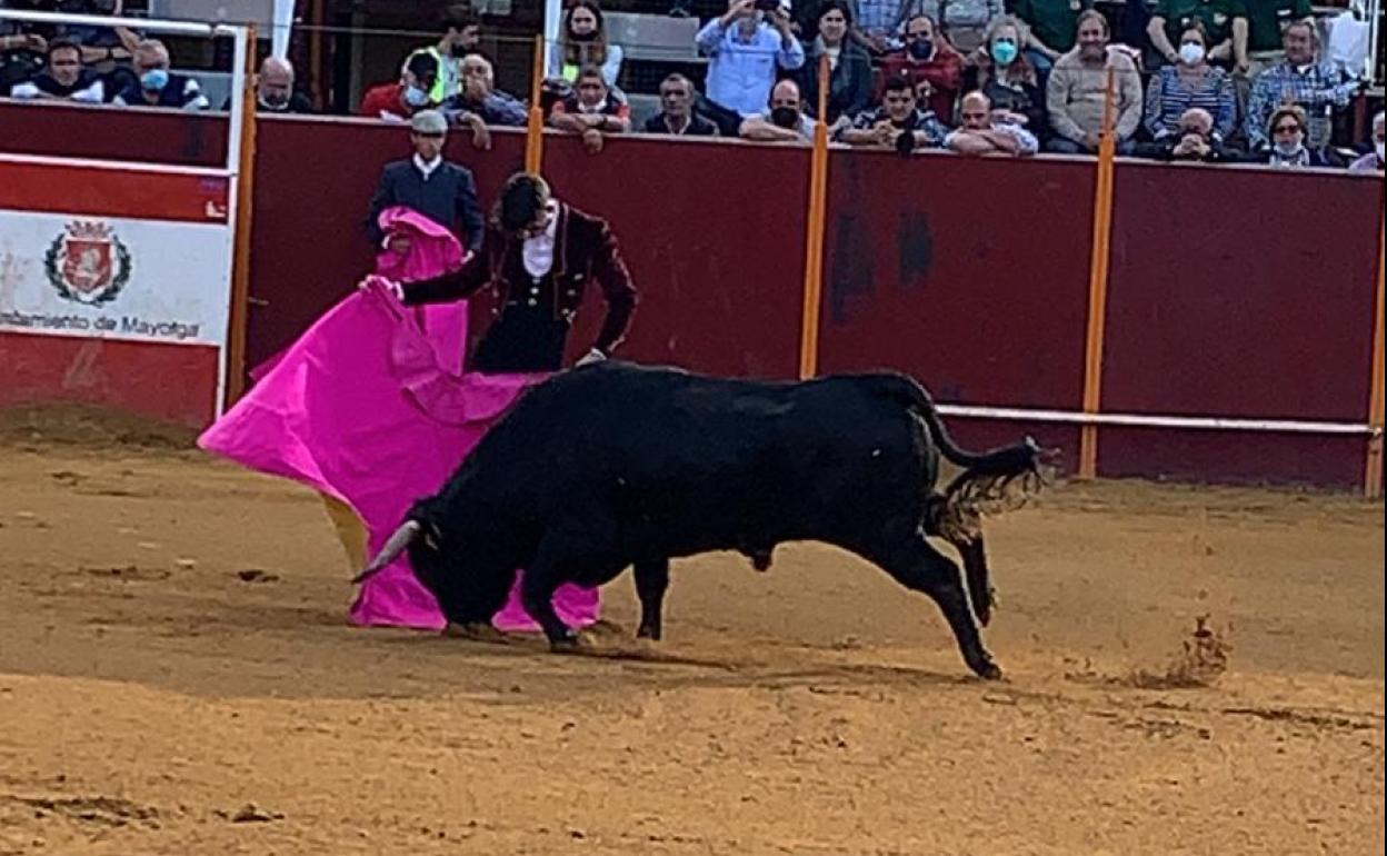 El francés Juan Leal torea a la verónica a su astado.