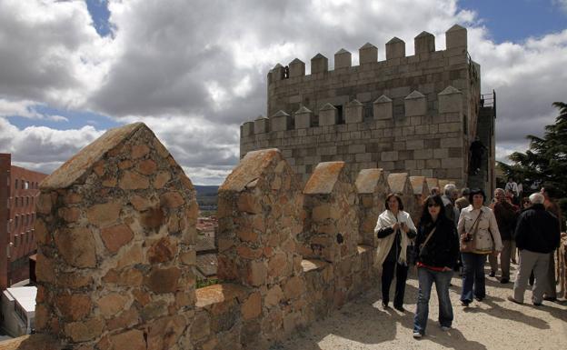 Turistas recorriendo la muralla de Ávila en una imagen de archivo. 