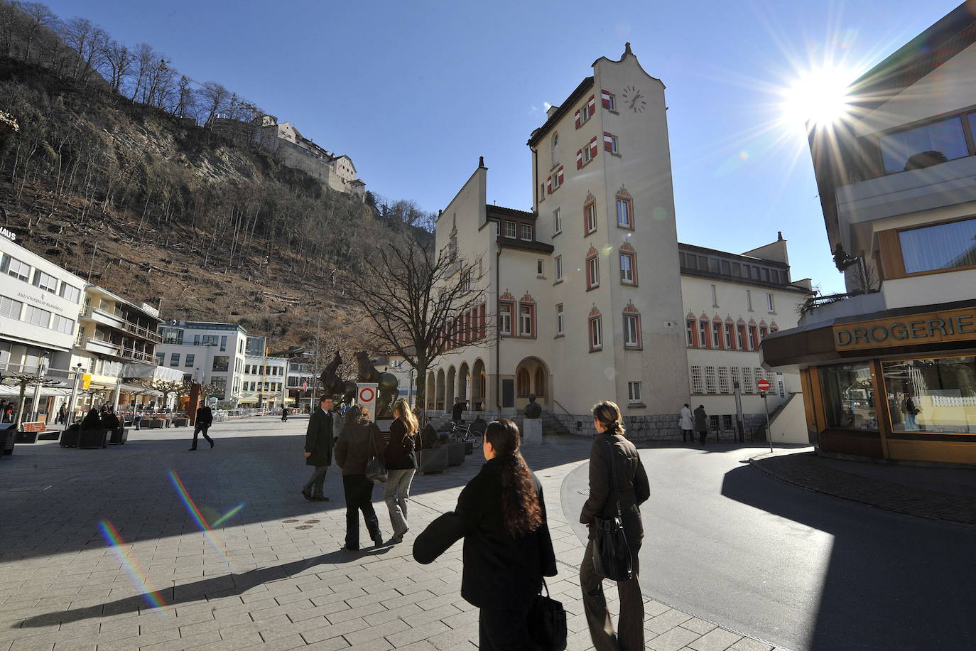 Liechtenstein (Europa). Es uno de los países más pequeños del mundo, un auténtico escenario de cuento de hadas en medio de los Alpes. Visitar este destino te teletransportará a otra época, rodeado de castillos, montañas y un encanto muy particular.