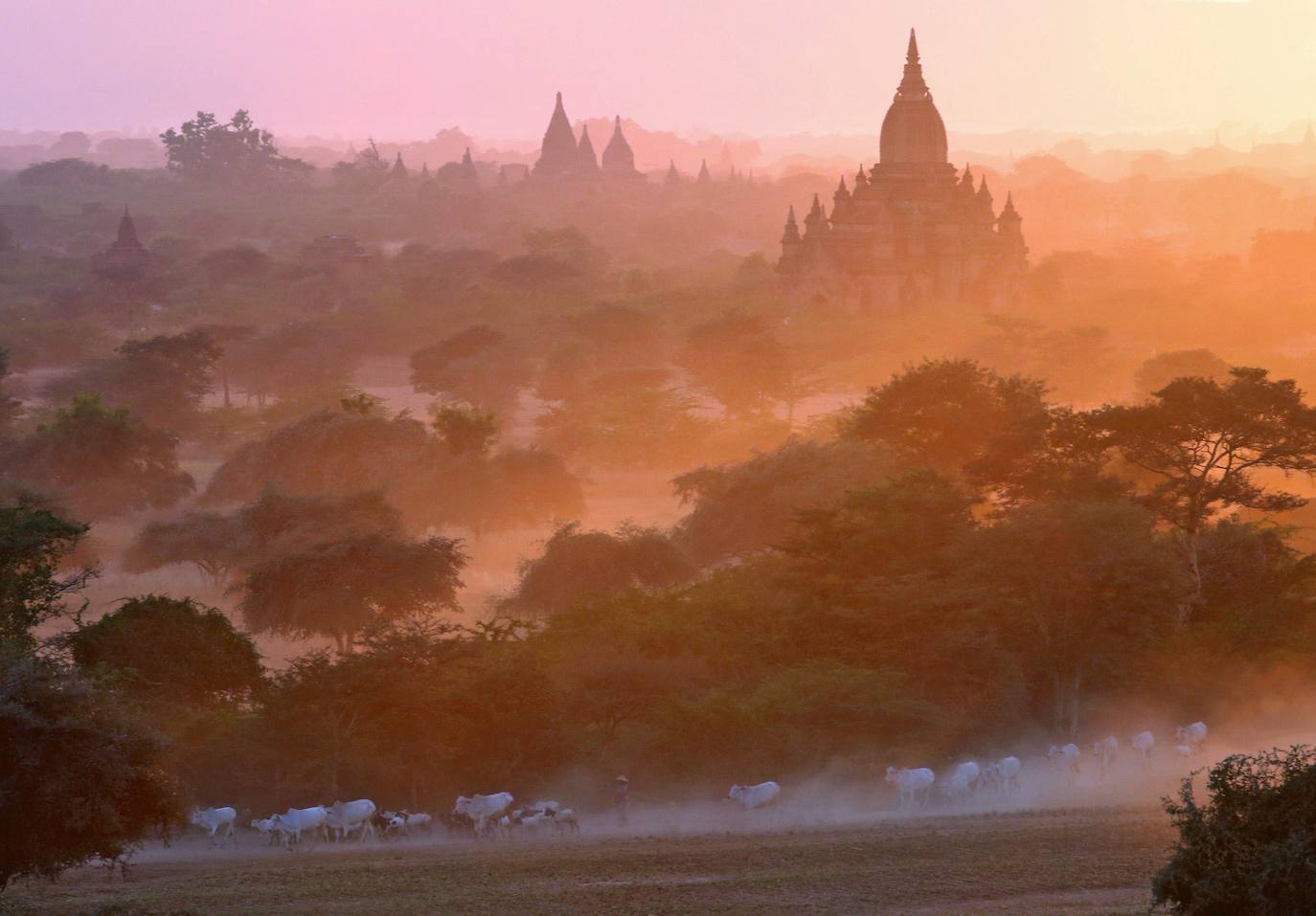 Myanmar (Asia). Puede que no te suene mucho con este nombre, pero también es conocido como la antigua Birmania. Se abrió al turismo hace poco más de dos décadas y destaca por sus pagodas doradas y su impresionante paisaje natural.