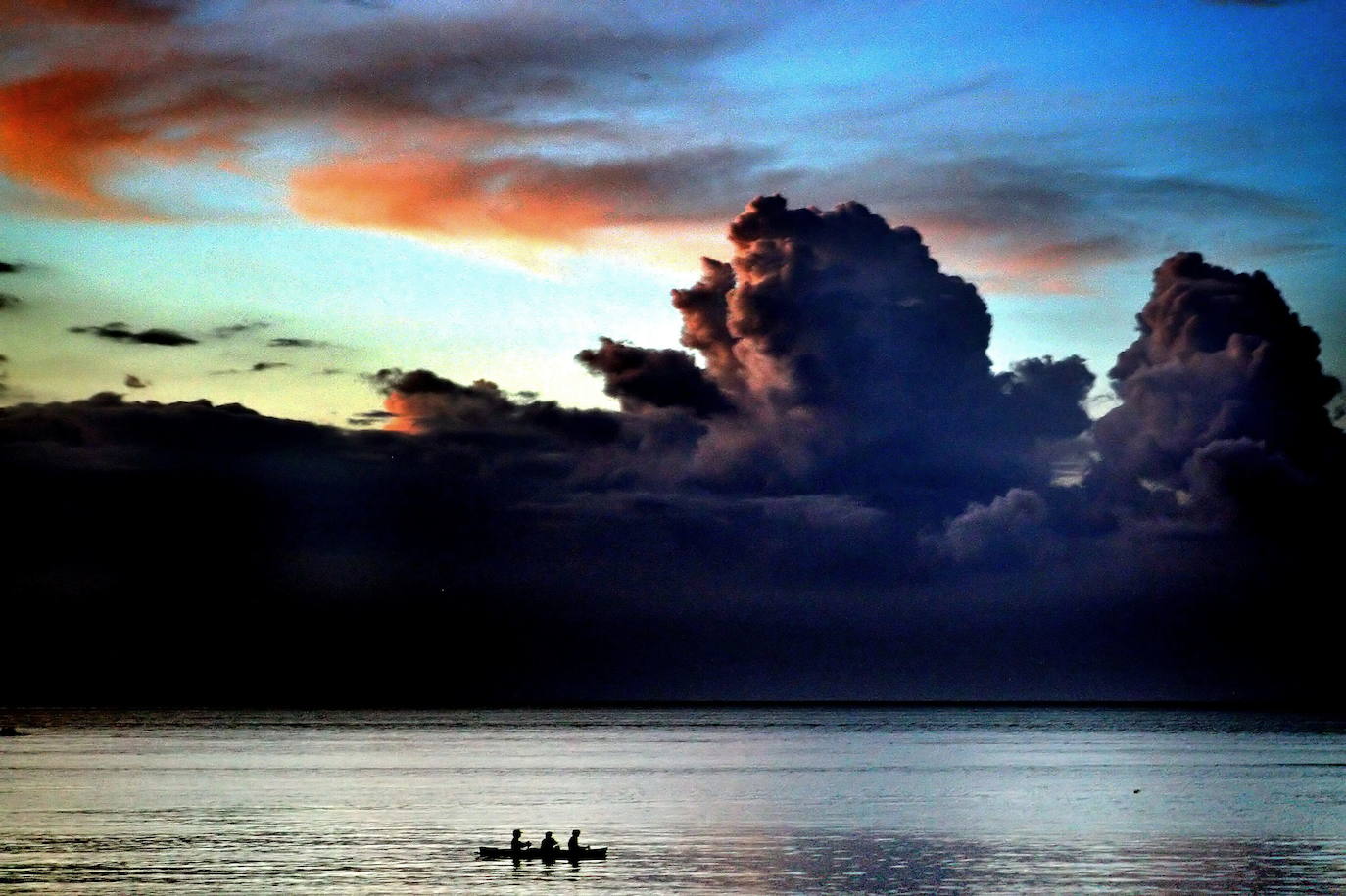 Timor Oriental (Asia). Montañas y atardeceres de cuento, con muchas actividades que disfrutar en playas o en plena naturaleza. Todo eso ofrece Timor Oriental, el pais más joven de Asia y uno de los que no pueden faltar en la lista de aquellos turistas que buscan ampliar sus horizontes.