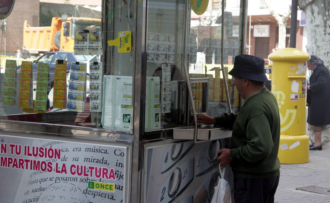 Una persona compra un cupón.