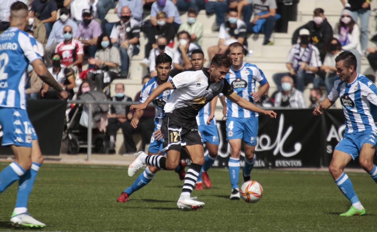 José Salinas, rodeado de jugadores del Dépor, justo antes de marcar el 1-1 el domingo. 