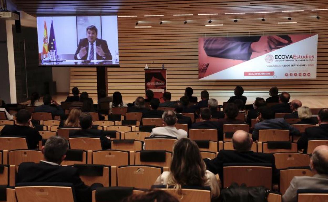 El ministro de Inclusión y Seguridad Social participa mediante videoconferencia ante los asistentes a la Feria de Muestras.