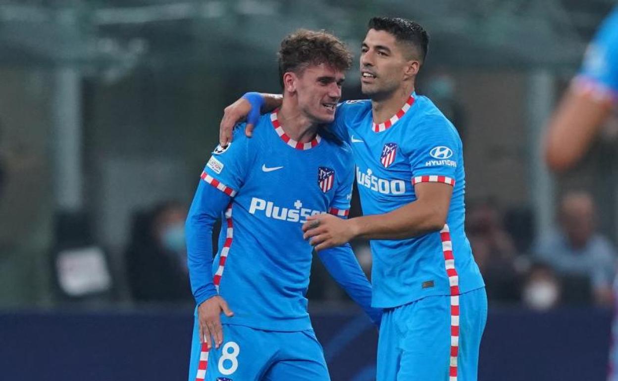 Antoine Griezmann y Luis Suárez celebran la remontada del Atlético en Milán. 