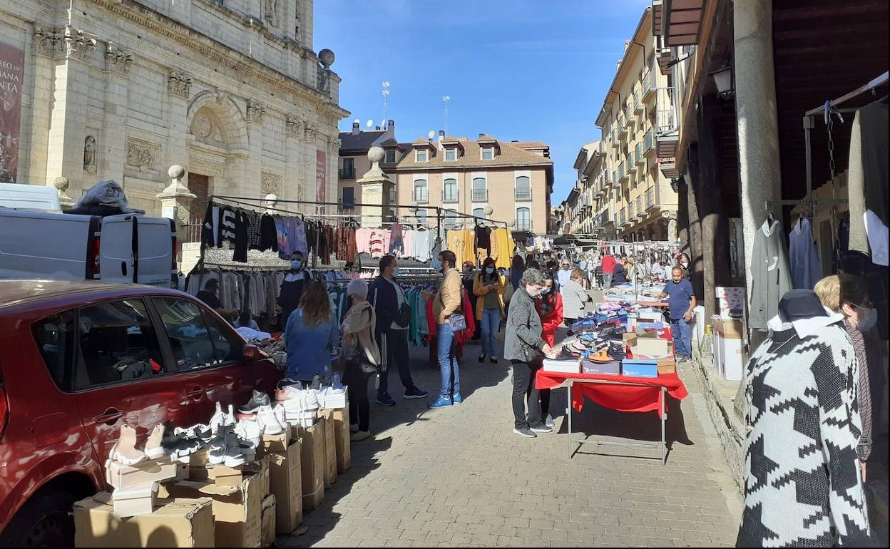 El mercadillo de Rioseco regresa a la calle Mayor 16 meses después