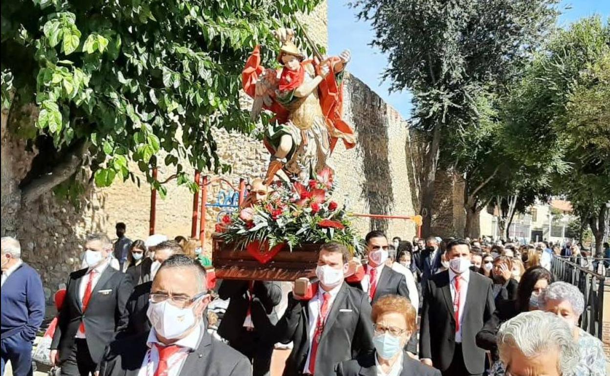 Procesión en honor a San Miguel en Olmedo. 