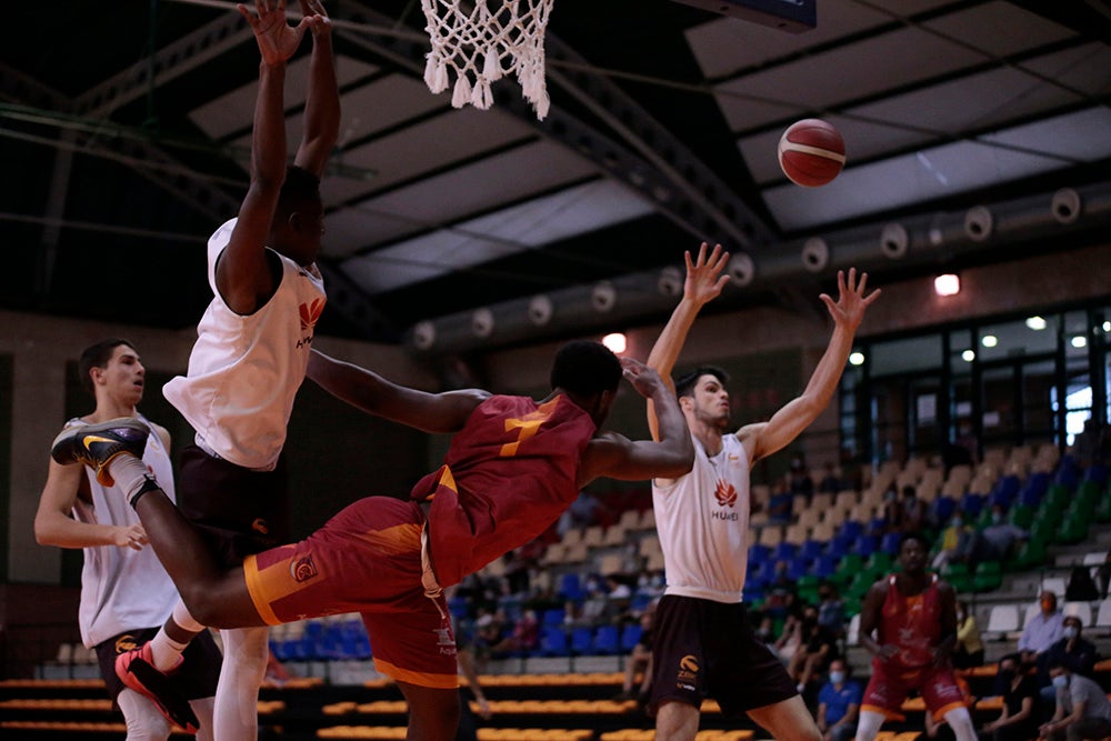 El Aquimisa Carbajosa Empresarial remonta al final al Zentro Madrid (82-74)