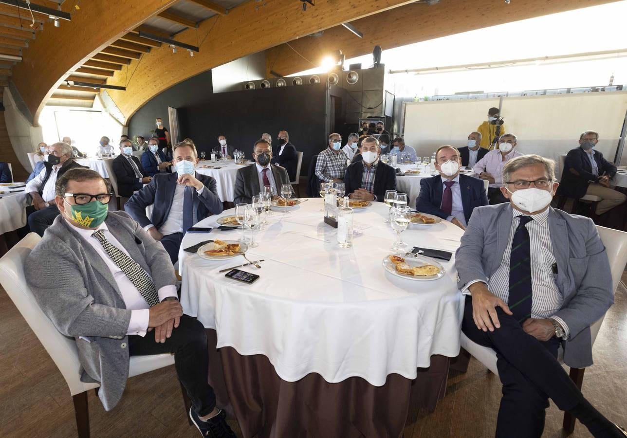 Narciso Prieto (Caja Rural Zamora), Ángel Ortiz (director de El Norte), Agustín Pérez (Caja Rural Salamanca), Jesús María Hontoria (presidente de Caja Viva), Ramón Sobremonte (Cajaviva) y Eduardo Cabanillas (Consejería de Agricultura).