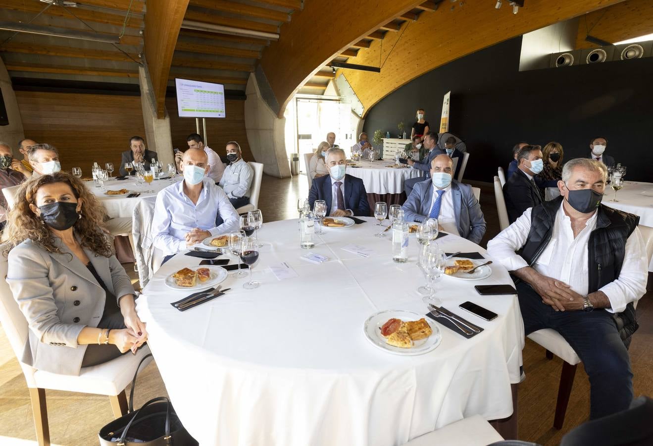 Mª José Gómez (Euro Caja Rural), Óscar Hernández (UPA Cyl), Indalecio Escudero y Pedro Medina (Consejería de Agricultura) y Aurelio González (sec. general de UPA CyL).