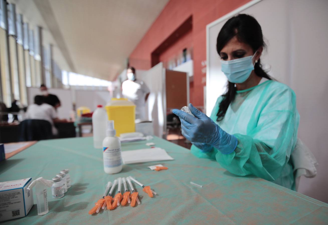 Fotos: El Centro Cultural Miguel Delibes de Valladolid cierra sus puertas como &#039;vacunódromo&#039;