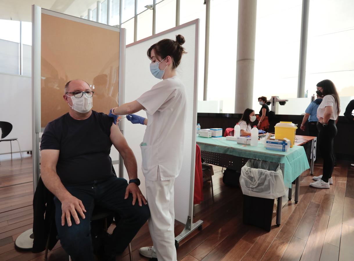 Fotos: El Centro Cultural Miguel Delibes de Valladolid cierra sus puertas como &#039;vacunódromo&#039;