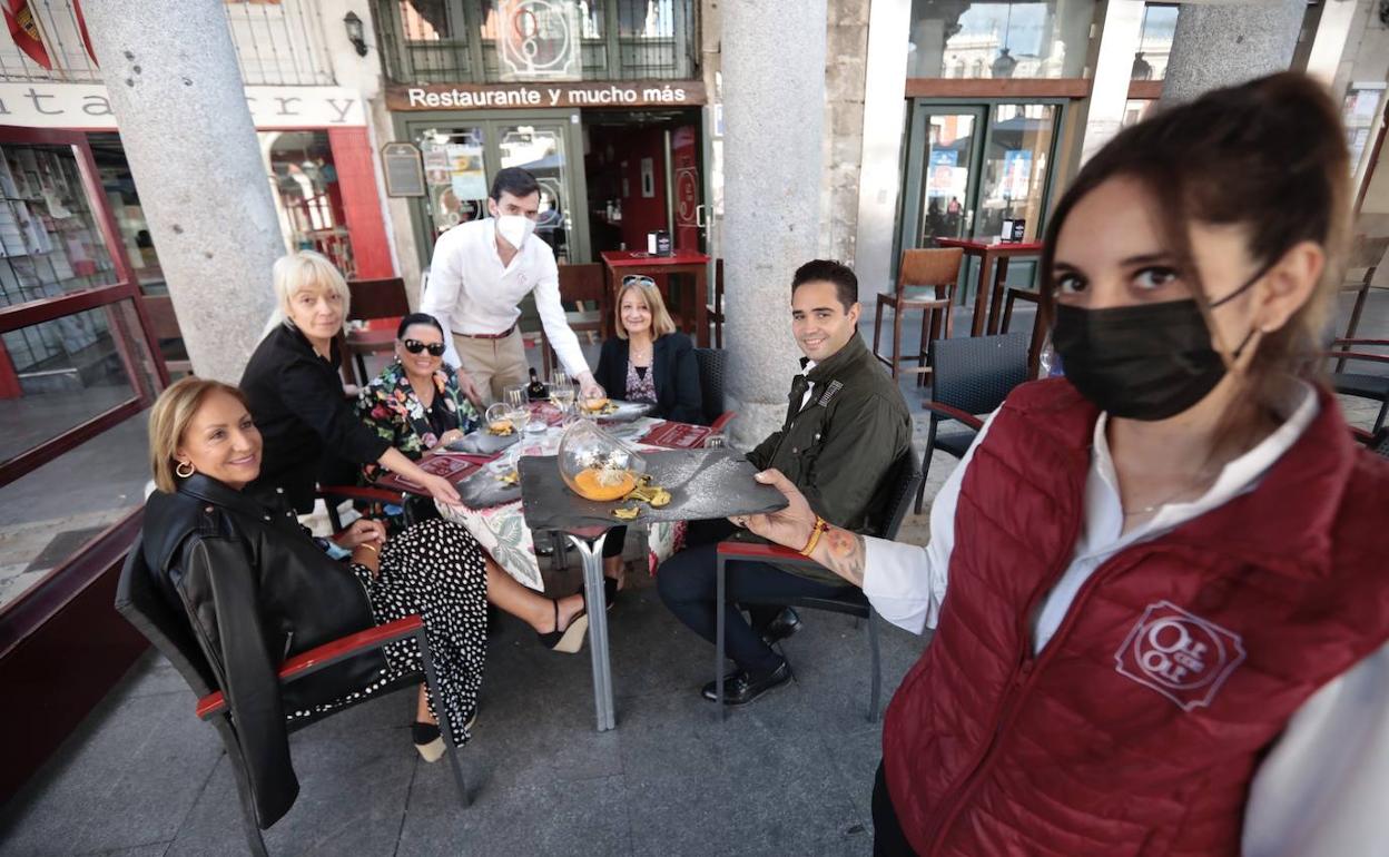 Un grupo de clientes degusta los pinchos de concurso en un establecimiento de la Plaza Mayor. 