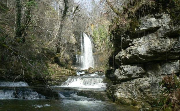 Cascada de Las Pisas situada entre San Cibrián y Villabáscones de Bezana en el norte de Burgos.