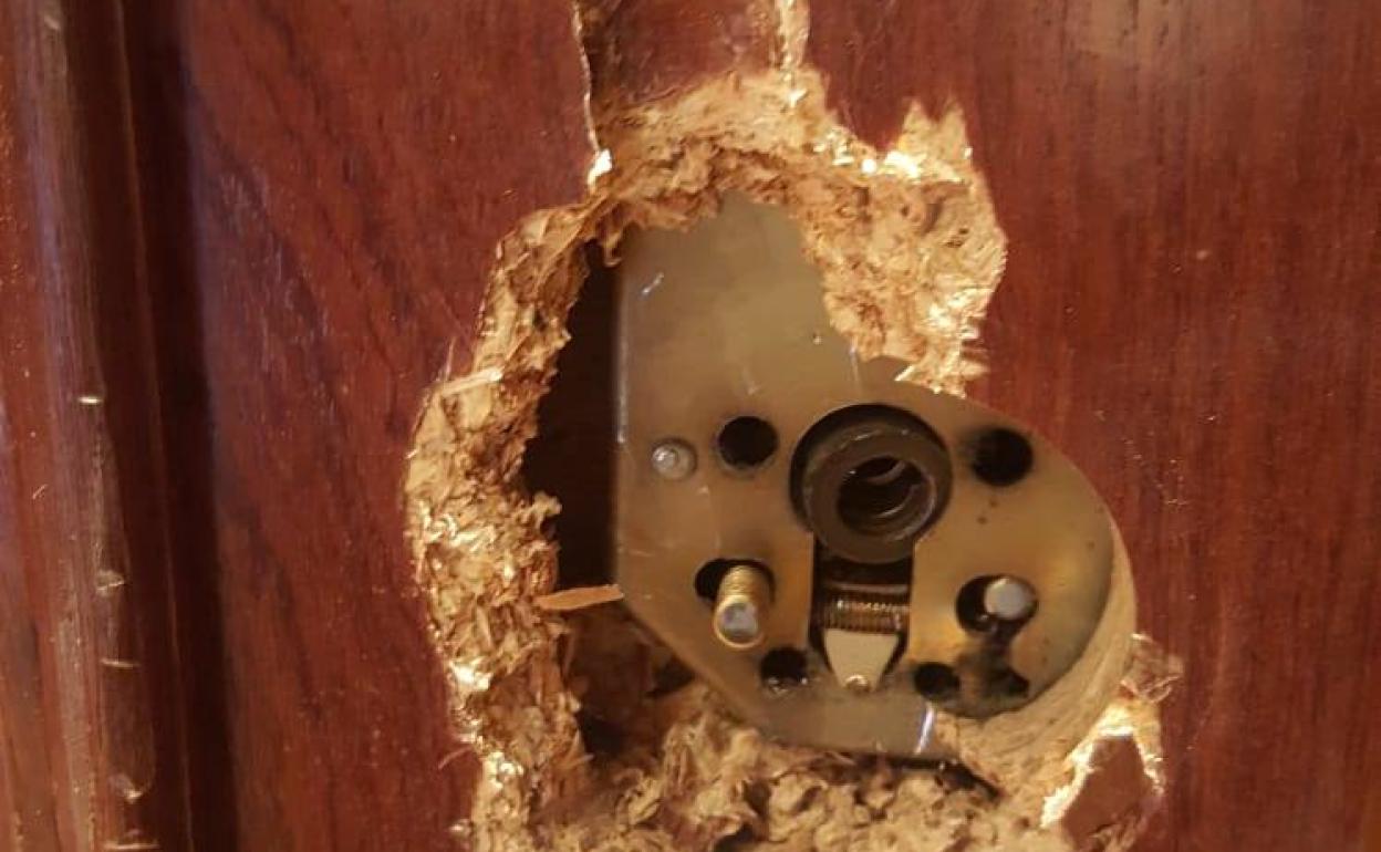 Una de las cerraduras forzadas. 