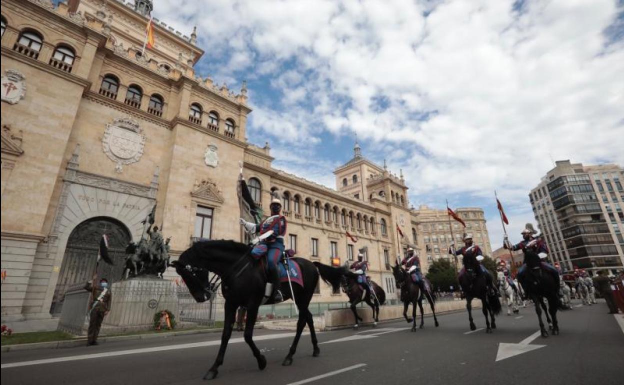 Desfile a caballo de la Guardia Real ante el monumento a los Héroes de Alcántara. 