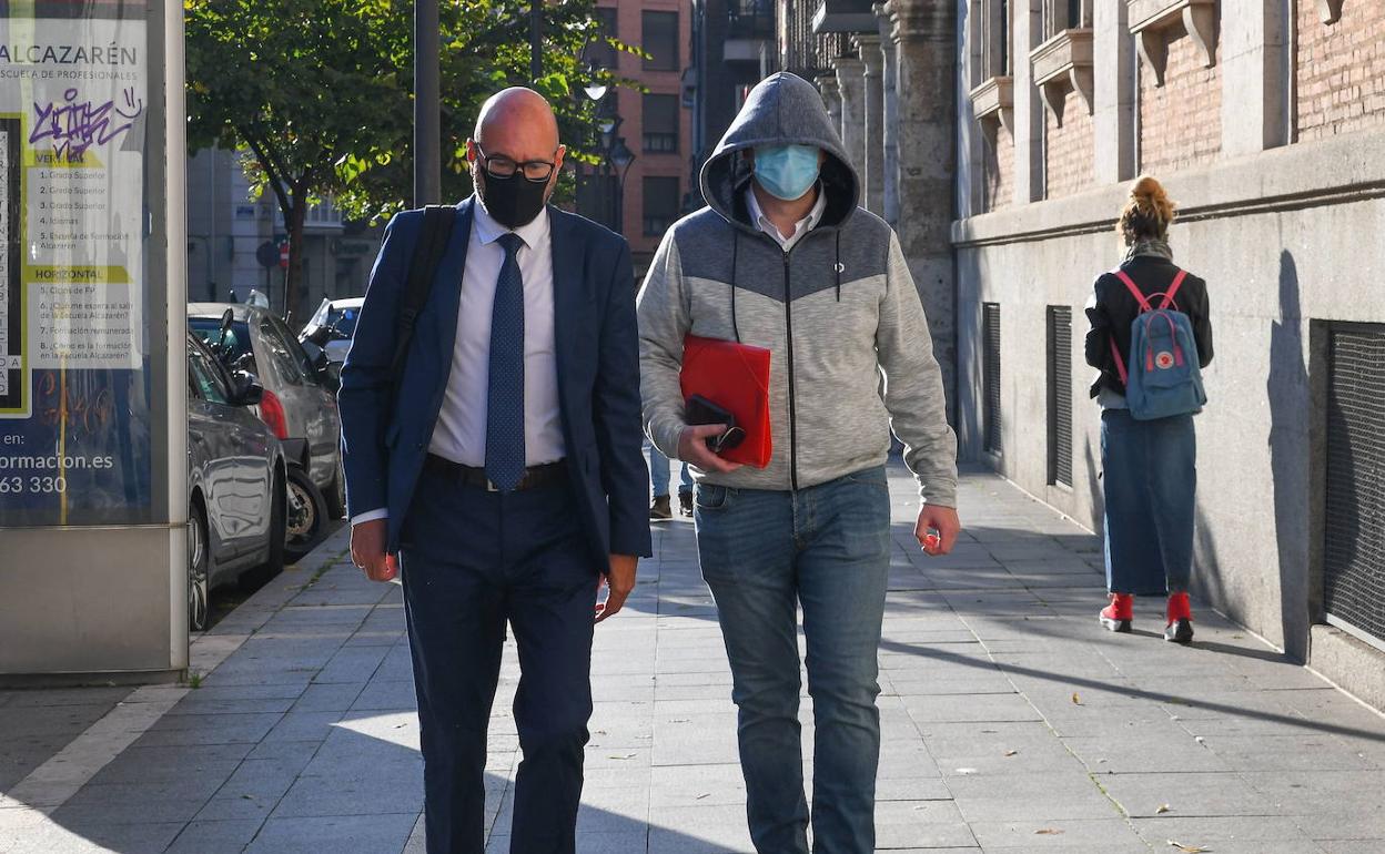 El monitor y su letrado llegan a la Audiencia la primera jornada del juicio. 