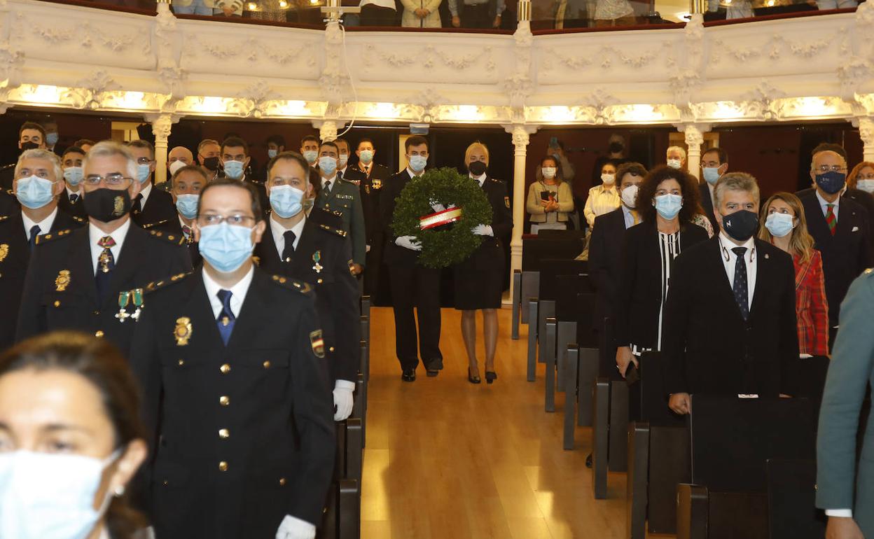 Ofrenda floral este viernes en el teatro Principal a los policías nacionales fallecidos durante el acto con motivo de la festividad de los Ángeles Custodios.