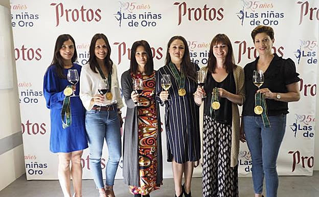 Las gimnastas, en el brindis con Protos. 