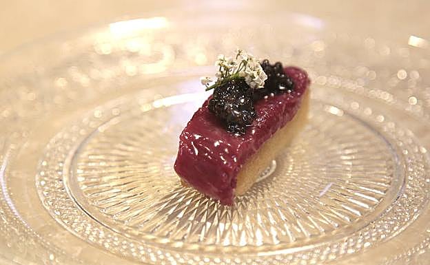 El chef del restaurante Ment elige el solomillo de la carne de toro para su receta. 