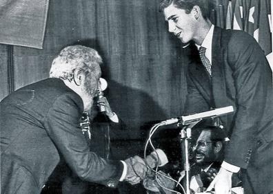 Imagen secundaria 1 - 1. José Luis Garci, el productor José María González-Sinde y Berlanga. 2. El director recibe de manos del entonces príncipe Felipe el Premio Príncipe de Asturias de las Artes en 1986. 3. El director prepara uno de sus célebres planos secuencia con muchos personajes en 'Patrimonio Nacional'.