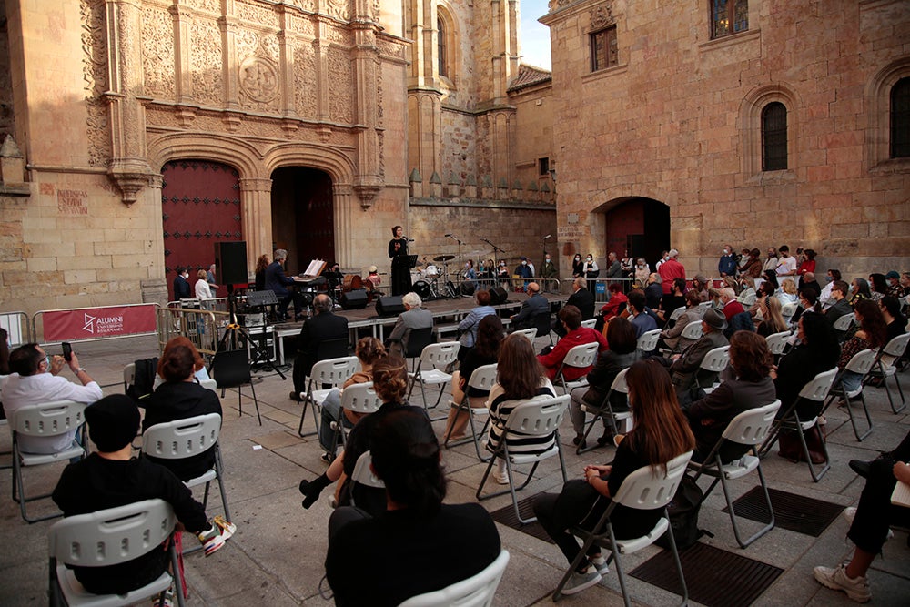 El "Ágora del Otoño" y "Salamanca ilumina Europa" llenan de poesía, luz y música el Patio de Escuelas de la Universidad de Salamanca