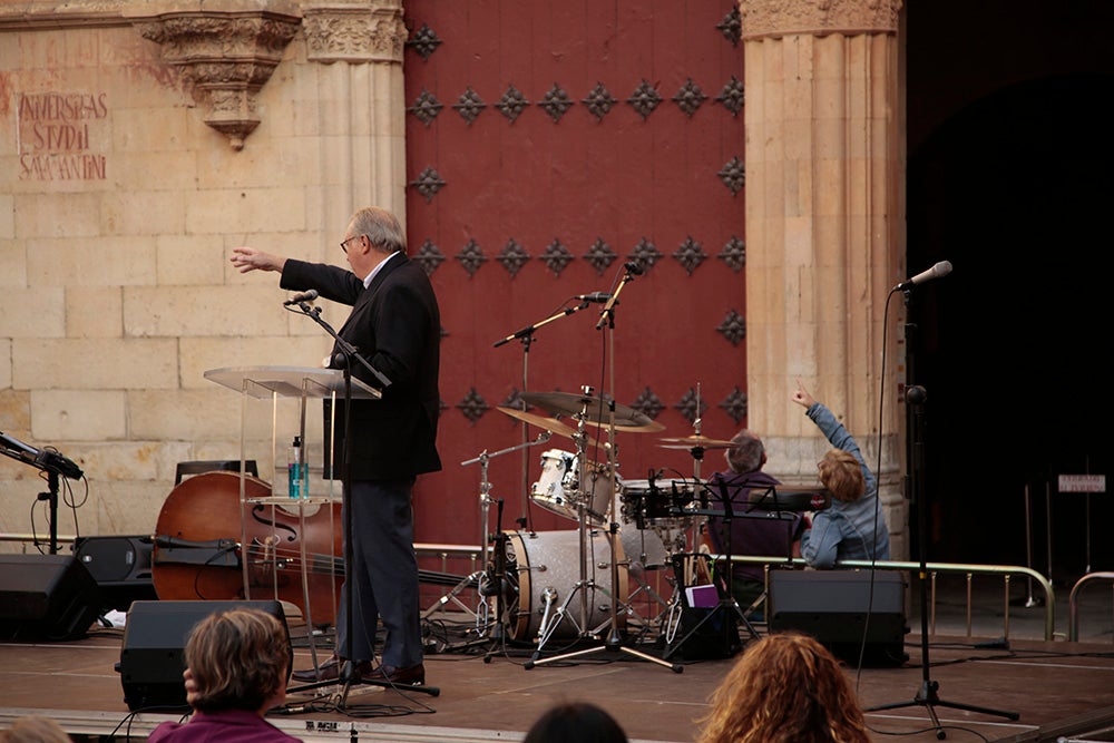 El "Ágora del Otoño" y "Salamanca ilumina Europa" llenan de poesía, luz y música el Patio de Escuelas de la Universidad de Salamanca