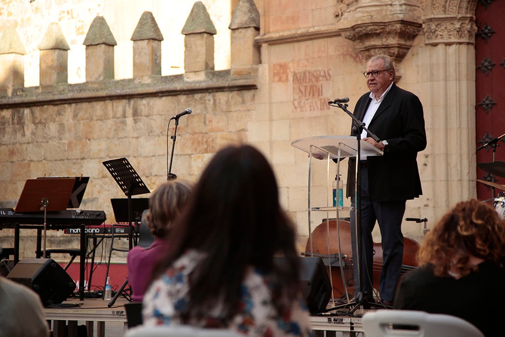 El "Ágora del Otoño" y "Salamanca ilumina Europa" llenan de poesía, luz y música el Patio de Escuelas de la Universidad de Salamanca