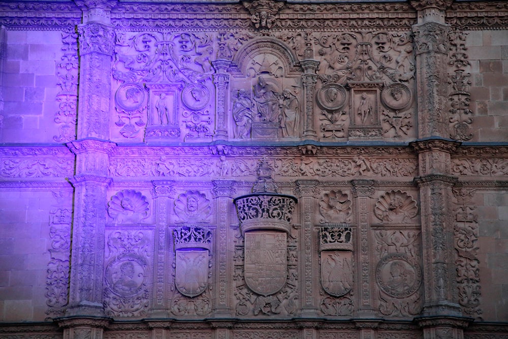 El "Ágora del Otoño" y "Salamanca ilumina Europa" llenan de poesía, luz y música el Patio de Escuelas de la Universidad de Salamanca