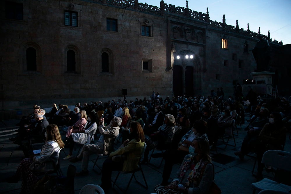 El "Ágora del Otoño" y "Salamanca ilumina Europa" llenan de poesía, luz y música el Patio de Escuelas de la Universidad de Salamanca