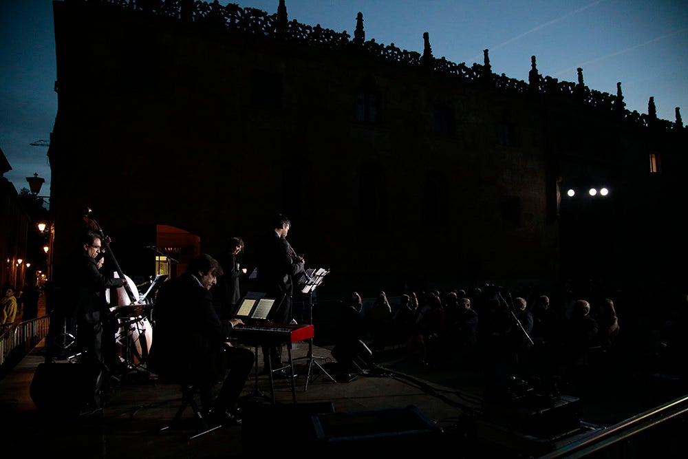 El "Ágora del Otoño" y "Salamanca ilumina Europa" llenan de poesía, luz y música el Patio de Escuelas de la Universidad de Salamanca